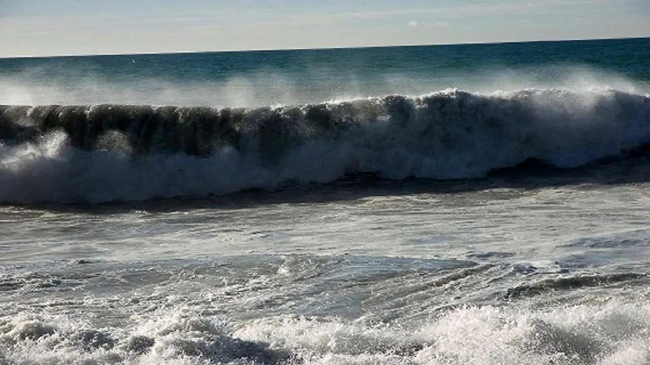 افزایش ارتفاع موج تا 3 متر در دریای خزر/ شنا ممنوع شود