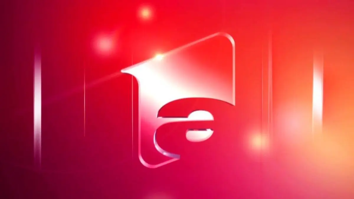 حمله زن برهنه به مجری تلویزیون رومانی+ ویدئو