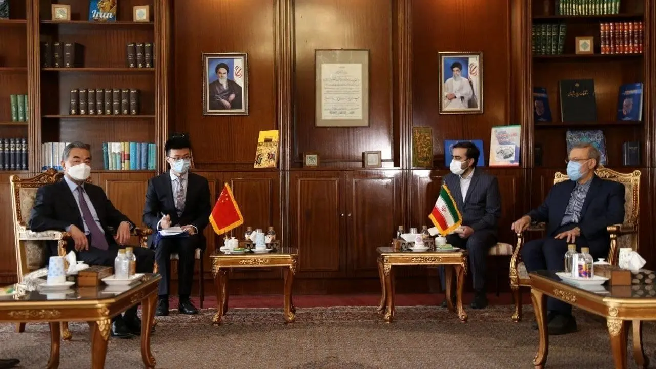 وزیر خارجه چین با لاریجانی دیدار کرد/ رایزنی درباره توسعه مناسبات دوجانبه