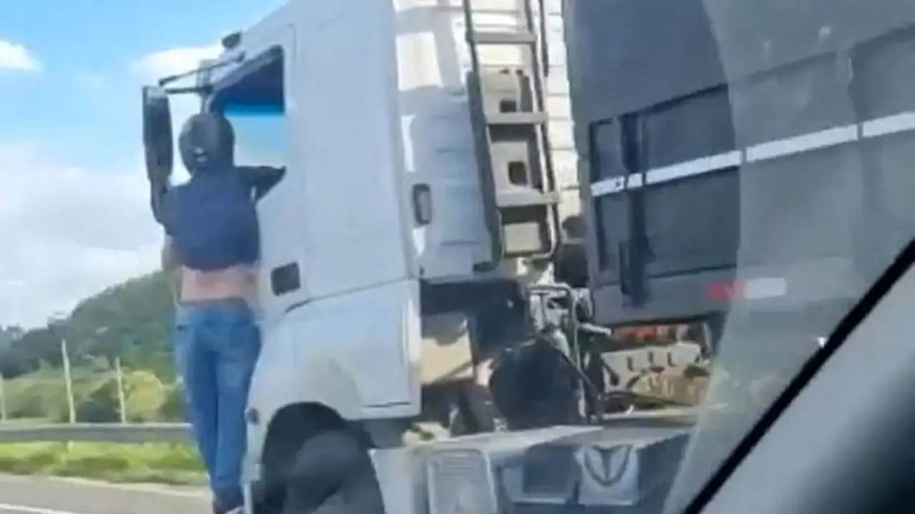 دور دنیا | مرد برزیلی 30 کیلومتر از کامیون آویزان ماند + ویدئو