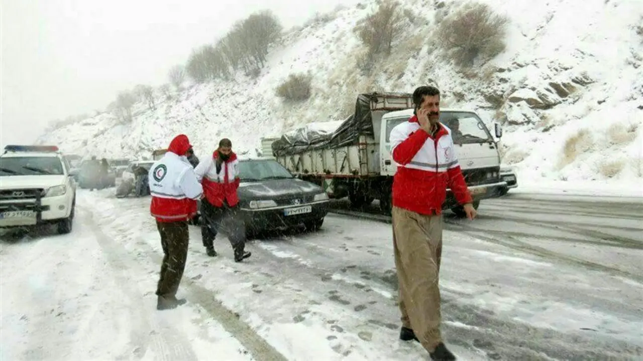 جاده‌های تهران-شمال مسدود است/ کولاک برف و دید صفر کار راهداران را مختل کرد