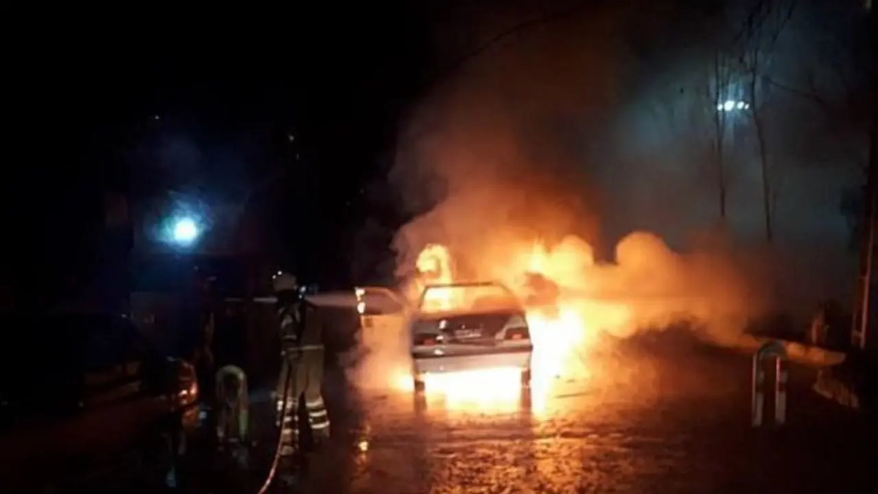 آتش گرفتن خودرو پرشیا حین حرکت در خیابان شریعتی