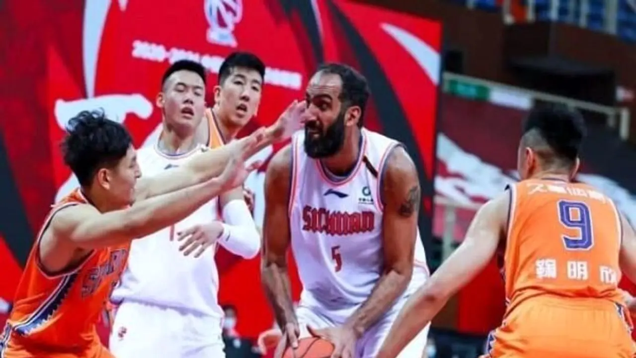 حامد حدادی در جمع 5 بازیکن برتر خارجی لیگ حرفه‌ای بسکتبال چین