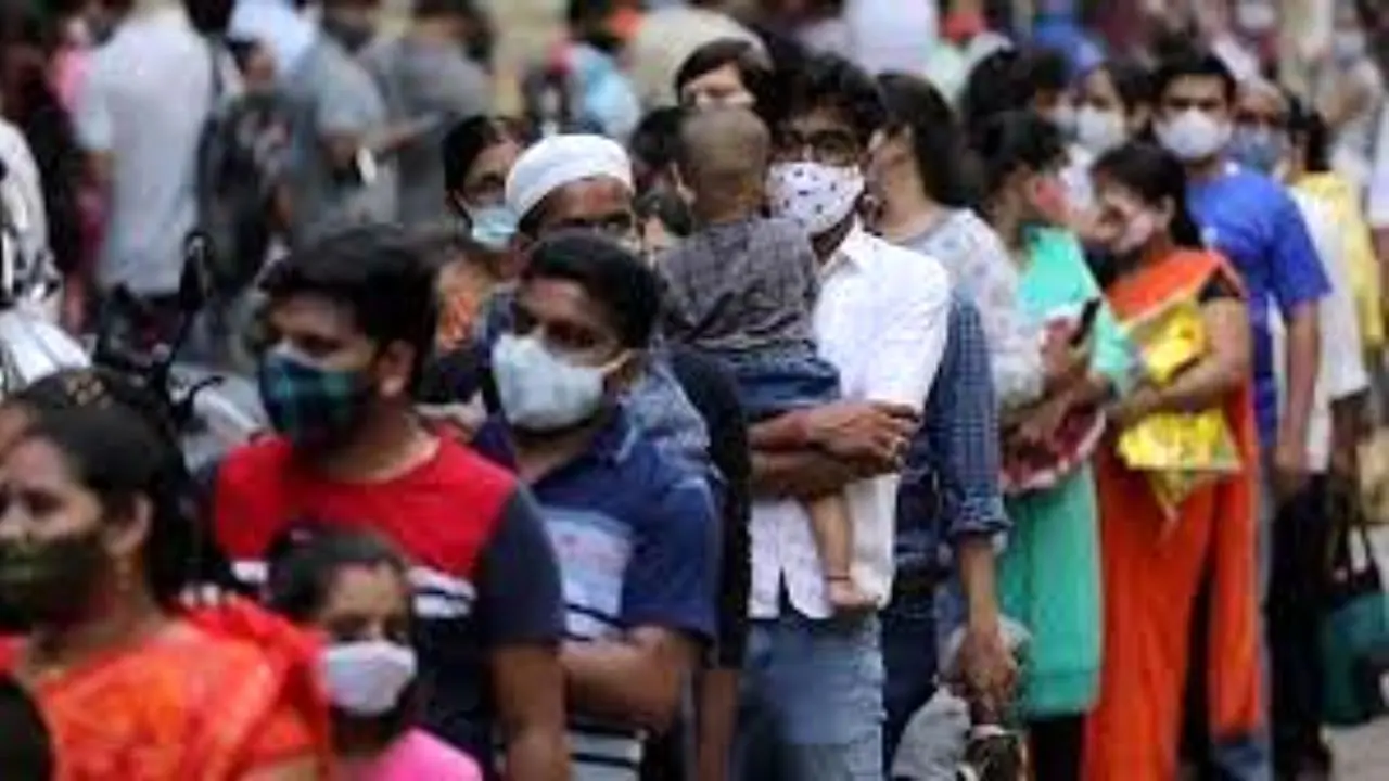 فعالان بهداشتی در هند به‌ هر دری می‌زنند تا مردم ماسک بزنند