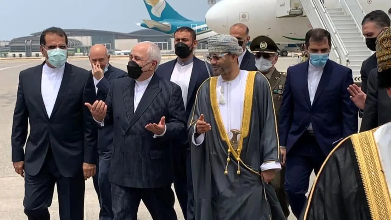 وزیر امورخارجه با استقبال همتای عمانی خود وارد مسقط شد