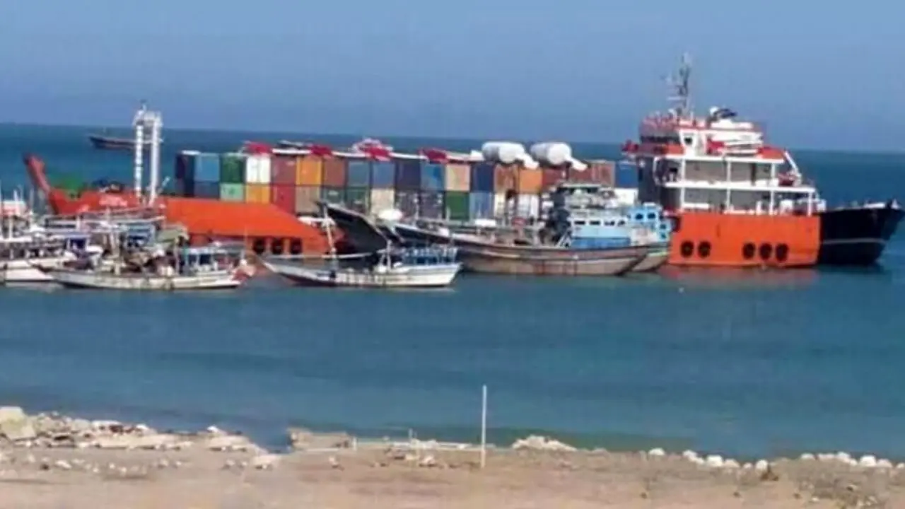 کشتی اماراتی با محموله ناشناخته در بندر سقطری پهلو گرفت