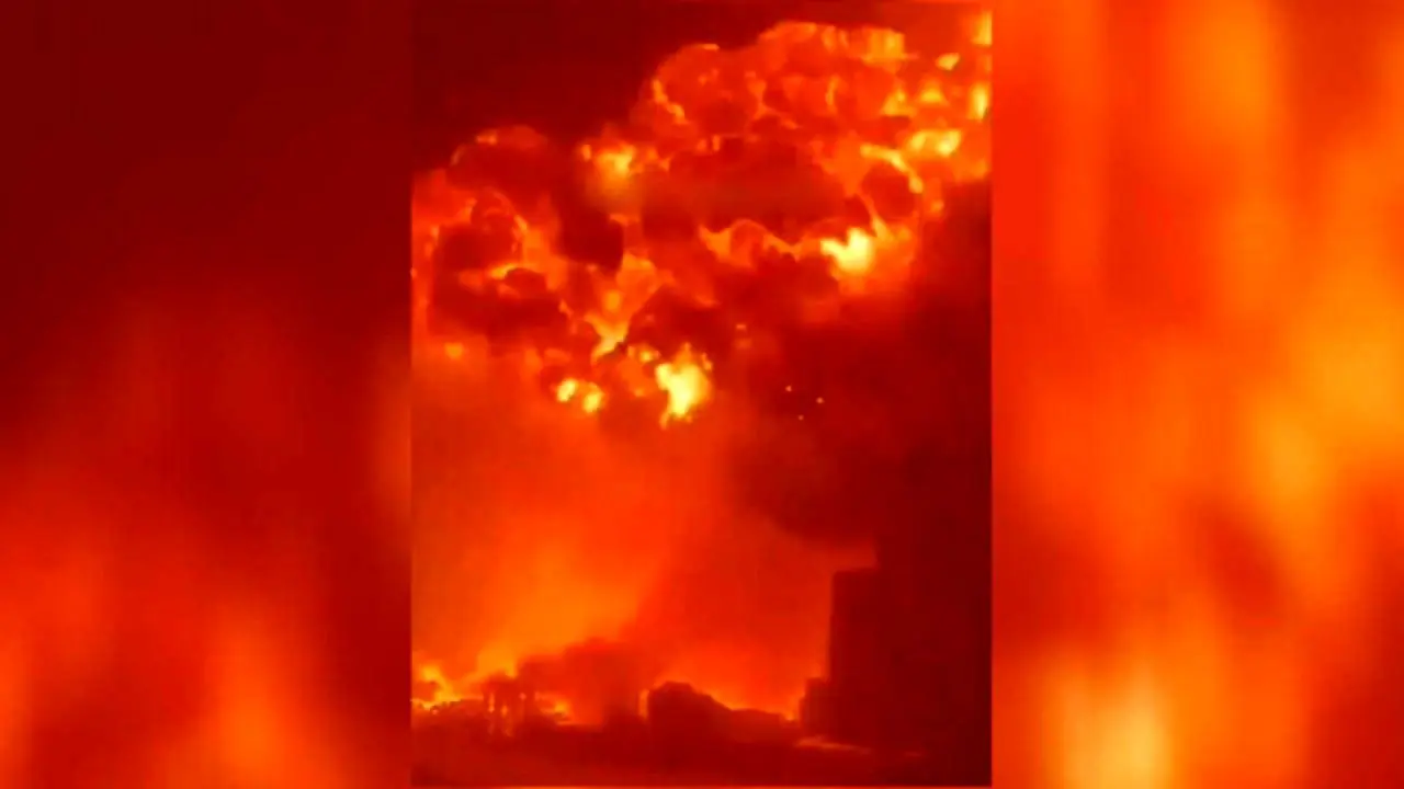 آتش سوزی گسترده در منطقه صنعتی اشدود در پی حمله موشکی مقاومت/ تل‌آویو: بی‌پاسخ نمی‌ماند