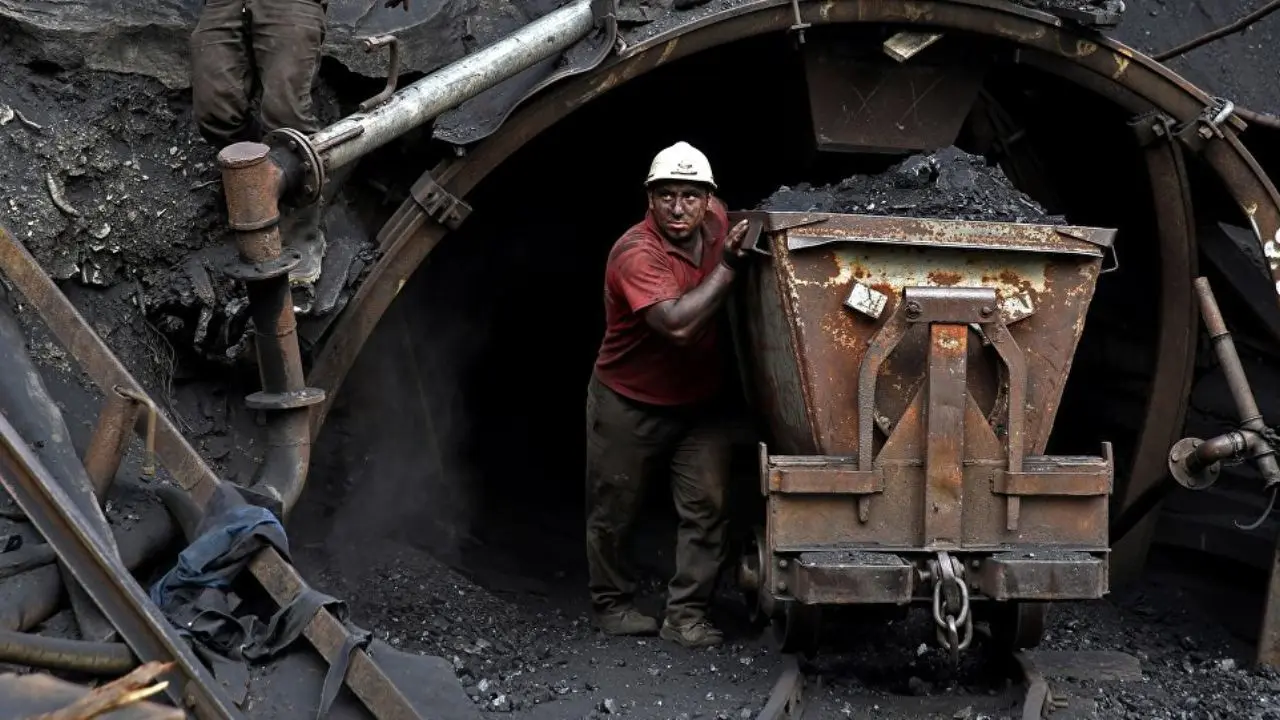 جست‌وجوی کارگران محبوس در معدن طزره دامغان همچنان ادامه دارد