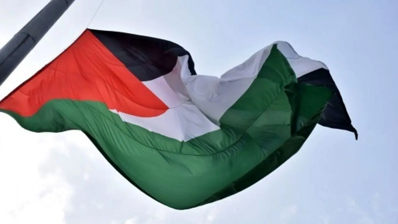 پرچم فلسطین به مناسبت "روز جهانی قدس" در گلباغ نماز رشت به اهتزاز درآمد