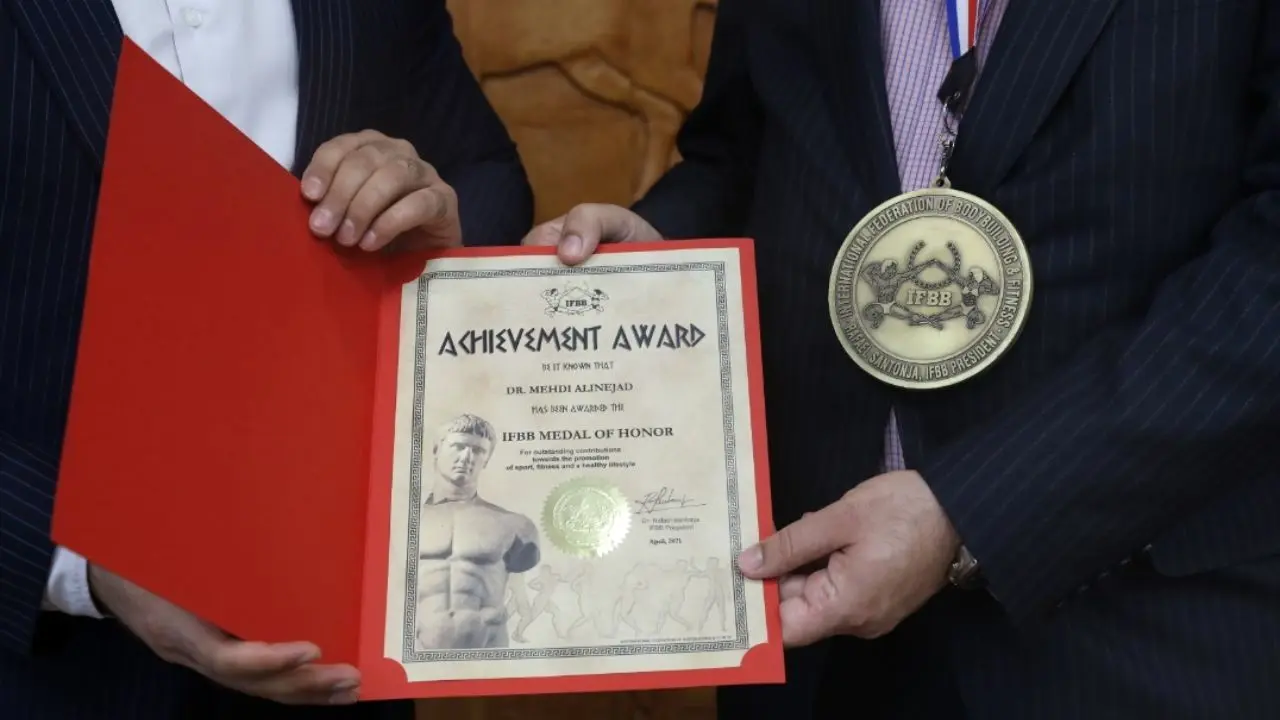 اهدای لوح یادبود و مدال افتخار IFBB به معاون وزارت ورزش و جوانان