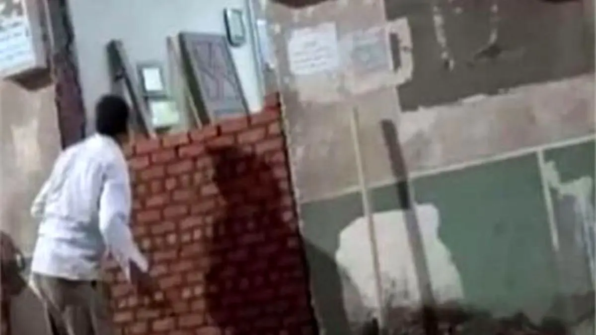 دور دنیا| زن مصری درِ یک مسجد را گِل گرفت