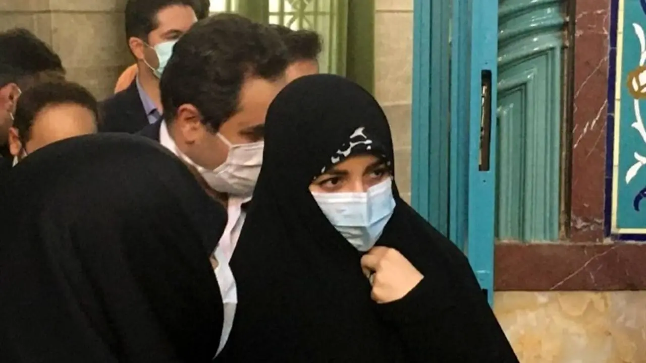 دختر حسن روحانی با حضور در حسینیه ارشاد رای خود را به صندوق انداخت