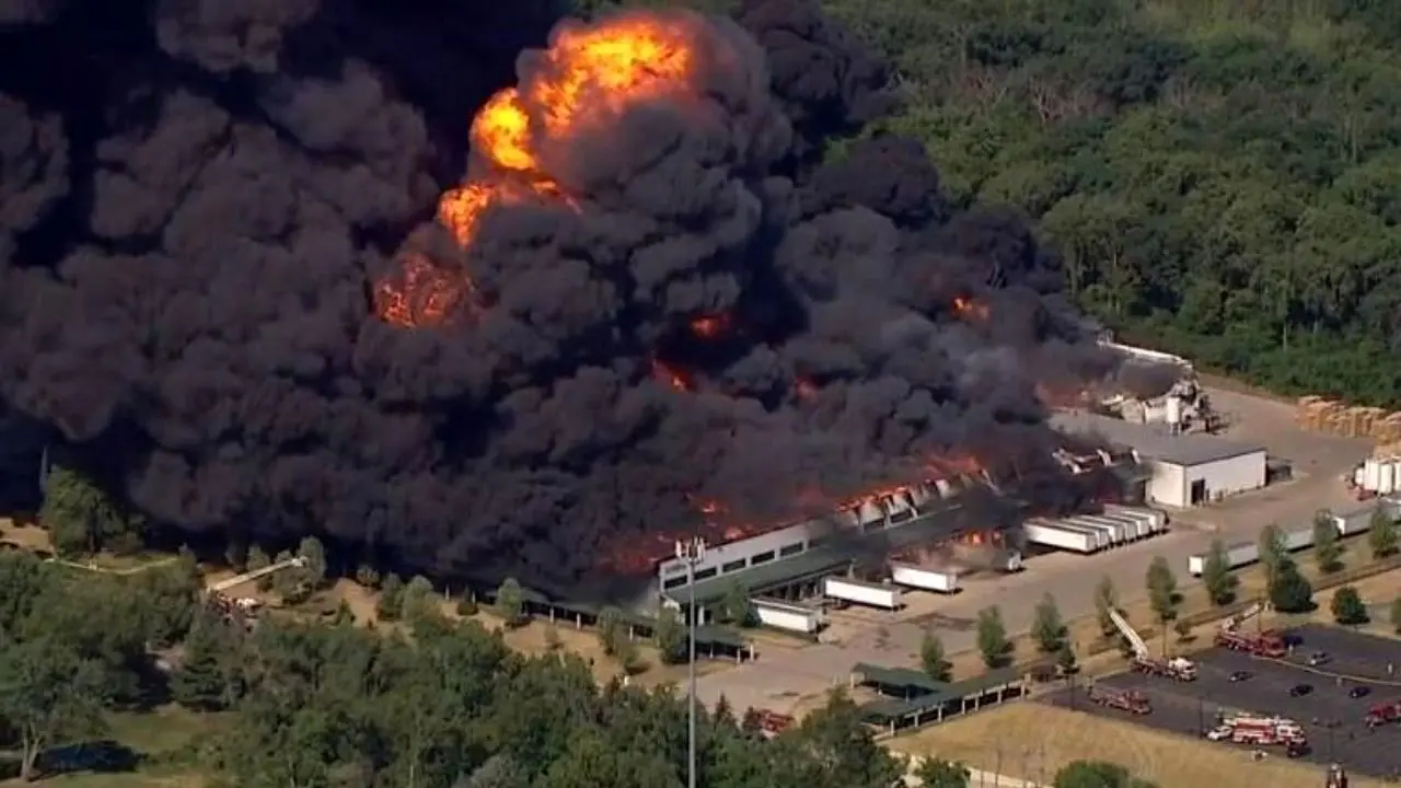 آتش سوزی در کارخانه مواد شیمیایی آمریکا