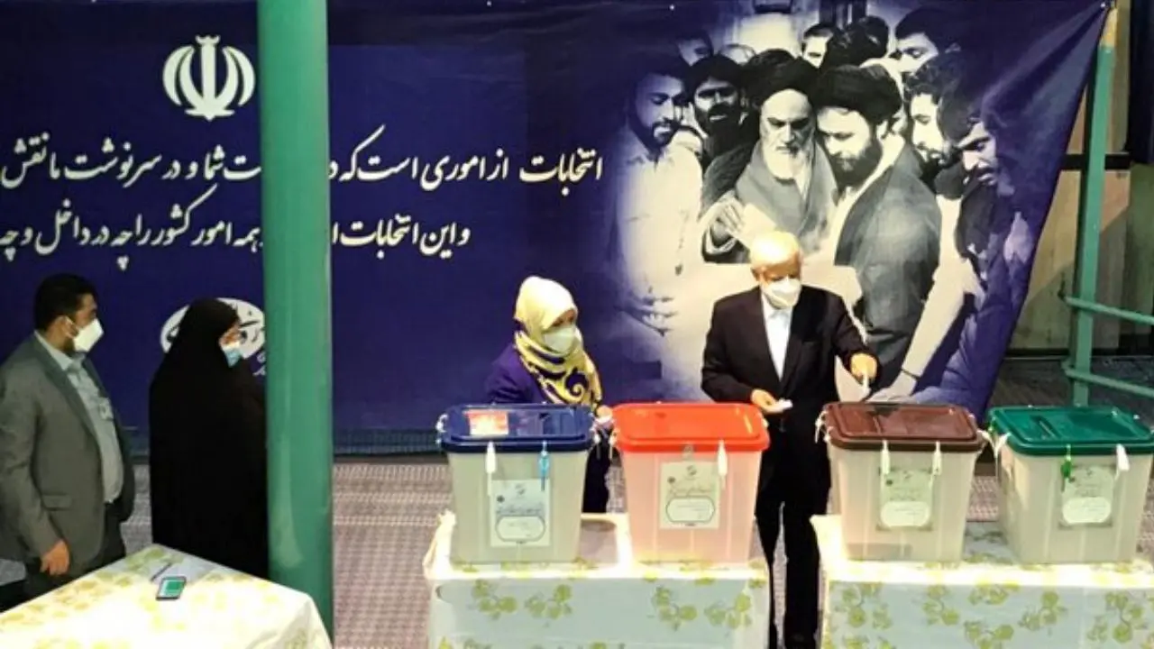 حضور عارف در حسینیه جماران در ساعت اولیه رای‌گیری / عارف: اقدامات نهادهای نظارتی در انتخابات بررسی شود