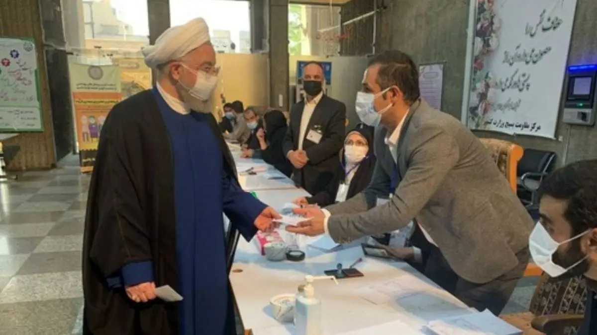 رئیس‌جمهور رای خود را به صندوق انداخت / روحانی: راه گله کردن قهر از صندوق رای نیست