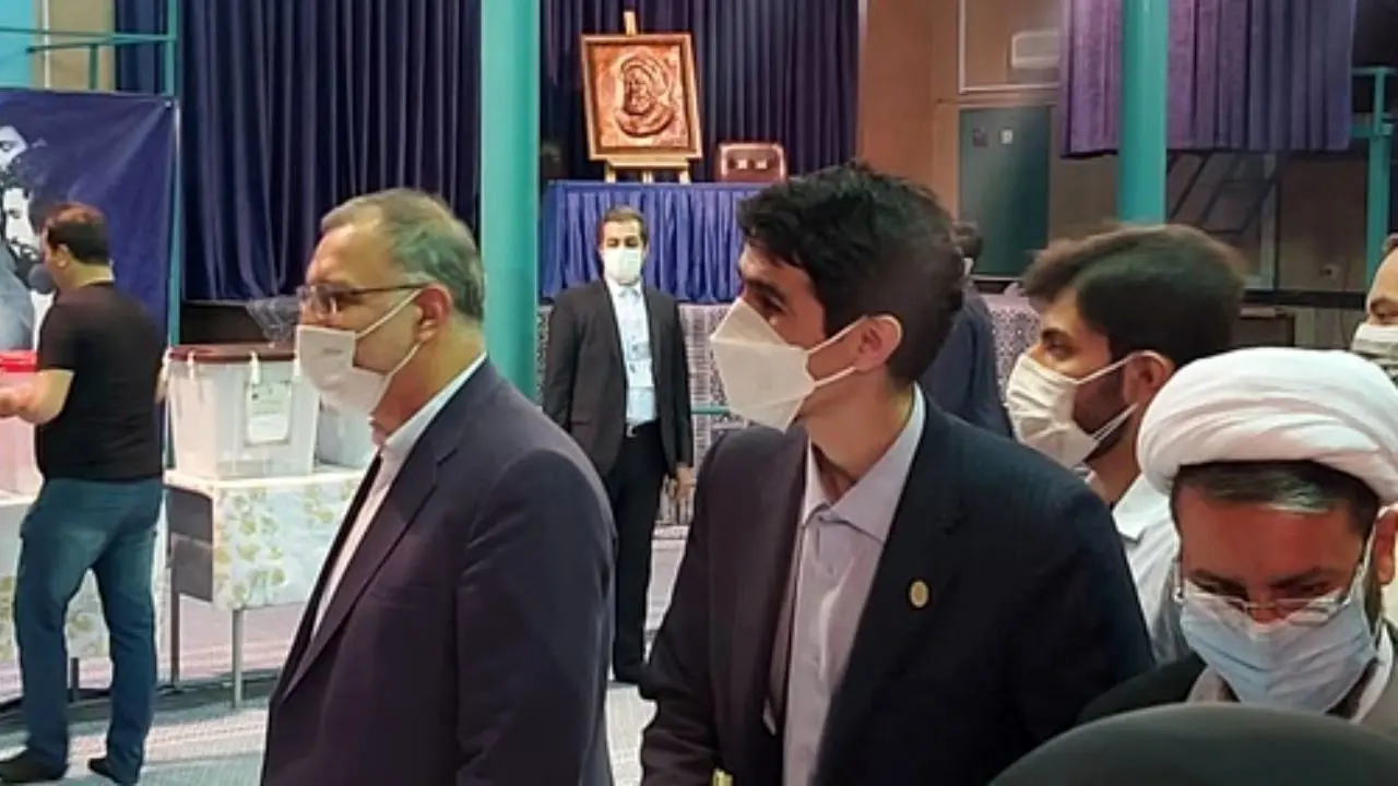 حضور زاکانی در حسینیه جماران برای شرکت در انتخابات / زاکانی: رئیس جمهور آینده باید از در و دیوار جماران درس بگیرد