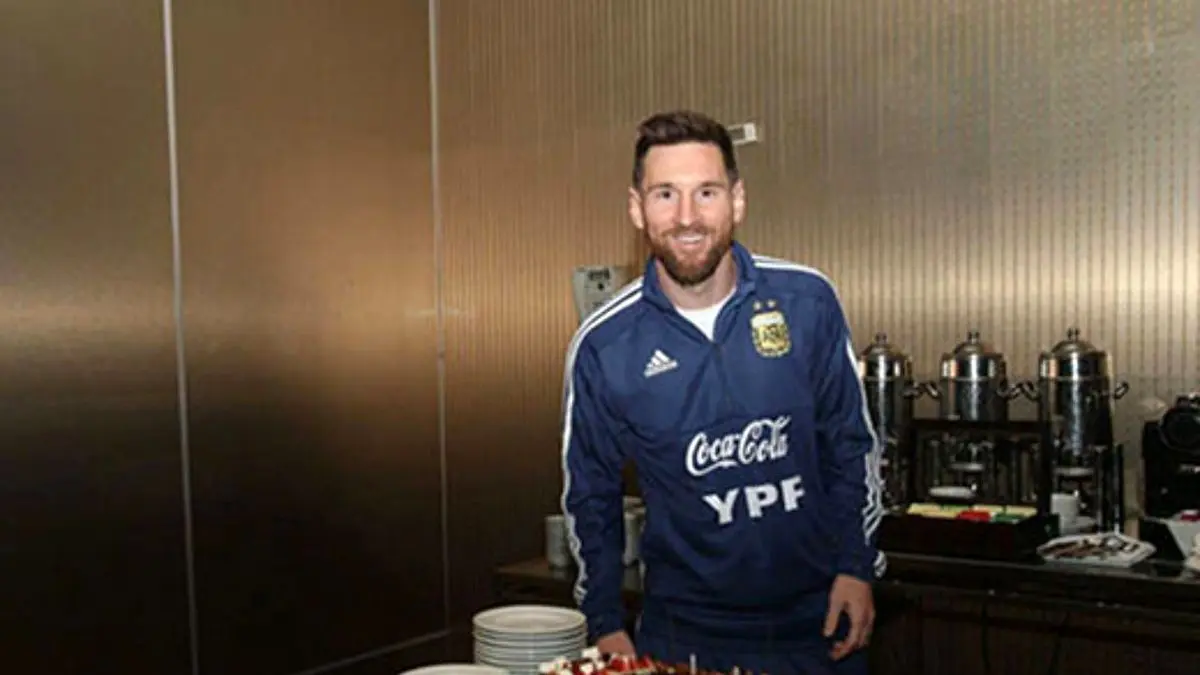 جشن تولد لیونل مسی در اردوی تیم ملی آرژانتین + تصویر