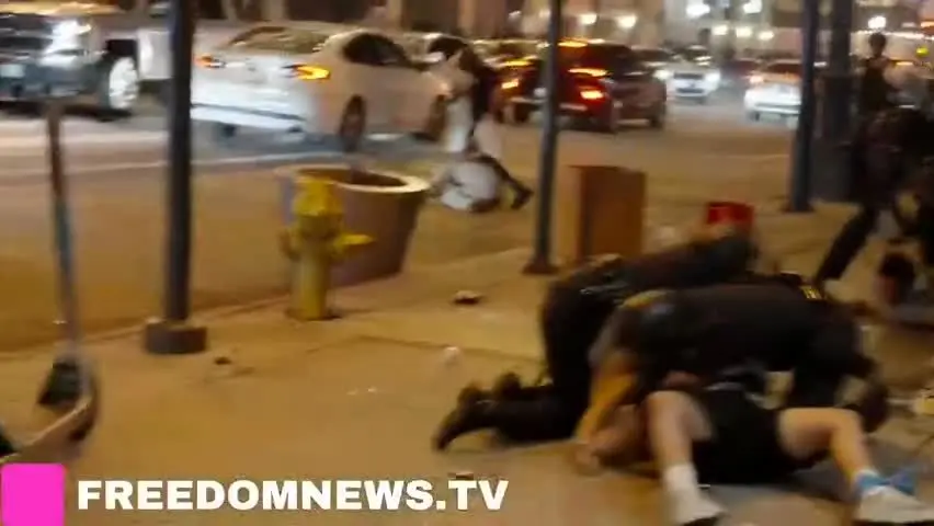 ببینید| غارت فروشگاه‌های لس‌آنجلس در بحبوحه اعتراضات خشونت‌بار آمریکا