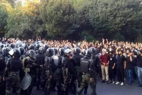 در آمریکا دانشجویان را کتک می‌زنند اما در ایران نیروهای امنیتی در بدترین شرایط اجازه ورود به دانشگاه را ندارند 