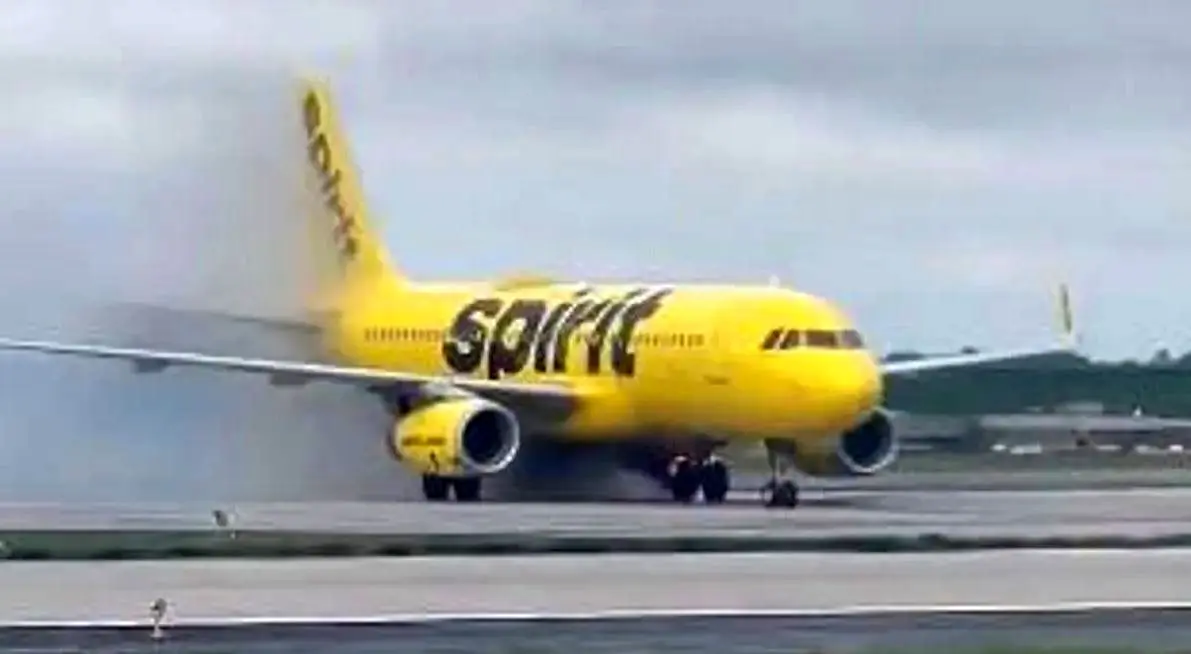وحشت در باند فرودگاه آتلانتا؛ چرخ هواپیمای حامل مسافران آتش گرفت + ویدئو