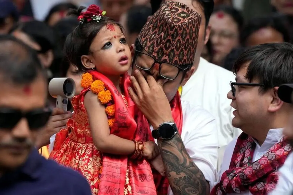 این دختر دو ساله «الهه زنده» نپال است + عکس