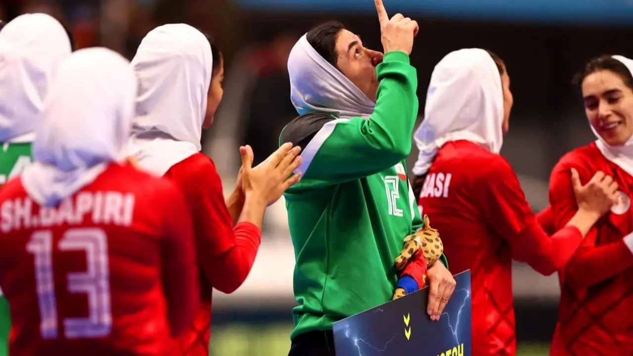 فیلم‌فارسی در پایان مسابقه هندبال/دختر ایرانی اشک همه را درآورد