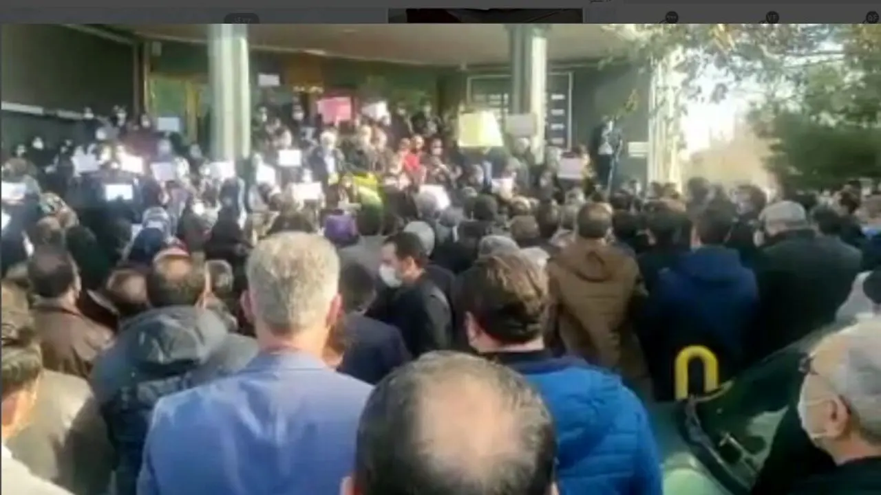 معلمان مقابل اداره کل آموزش و پرورش آذربایجان شرقی تجمع کردند