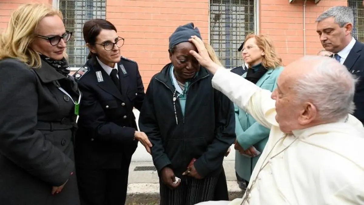 ببینید| شستن و بوسیدن پای زندانیان زن توسط پاپ فرانسیس