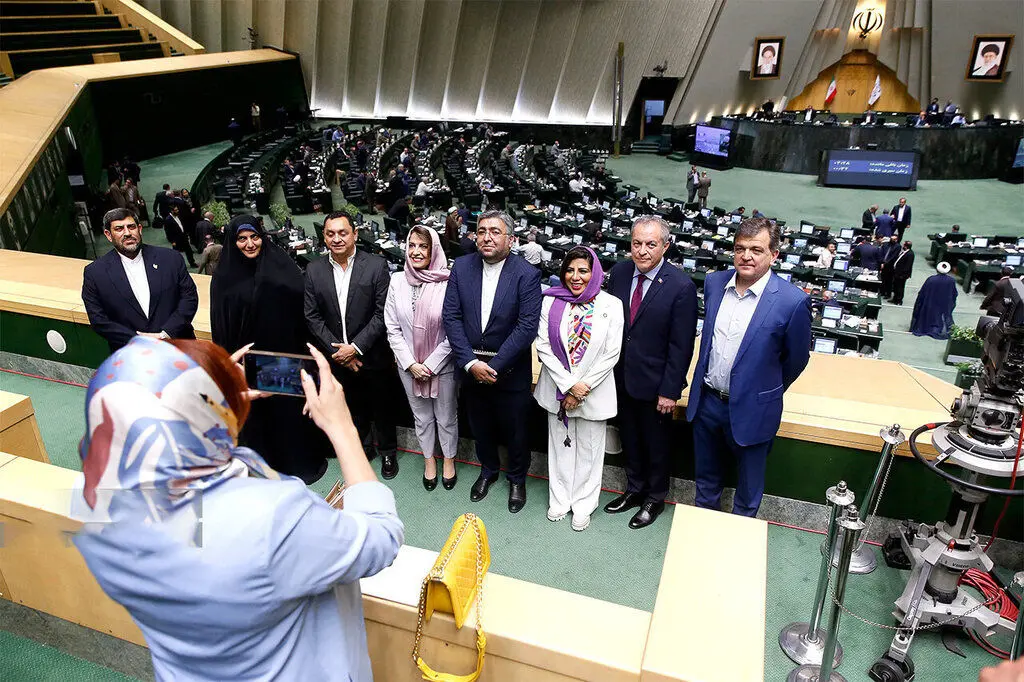 ببینید نمایندگان مجلس اصولگرا برای زنان کم‌حجاب و مردان کراواتی خارجی چطور خوشحالی می‌کنند + تصاویر