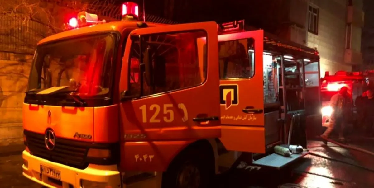 مهار آتش‌سوزی گسترده دو انبار با تلاش ۴۰ آتش‌نشان
