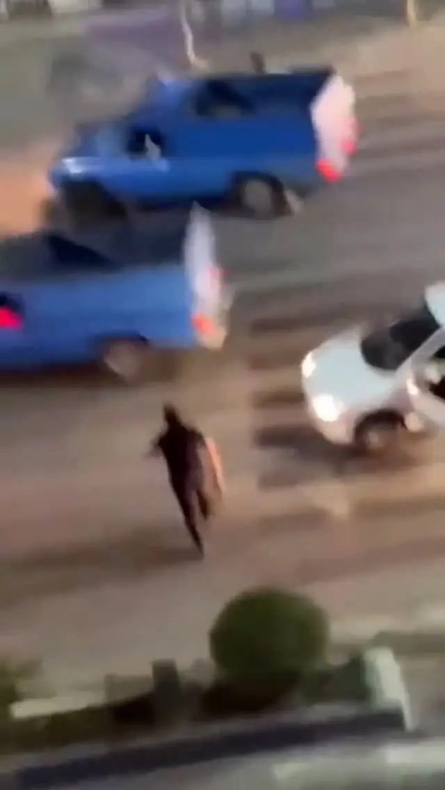 ببینید| ویدئویی پربازدید از مرد کلاشینکف به دست در چالوس 