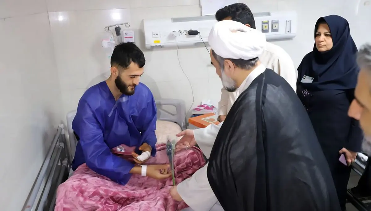 عیادت نماینده رهبر انقلاب از مجروحان حادثه زاهدان+ تصاویر