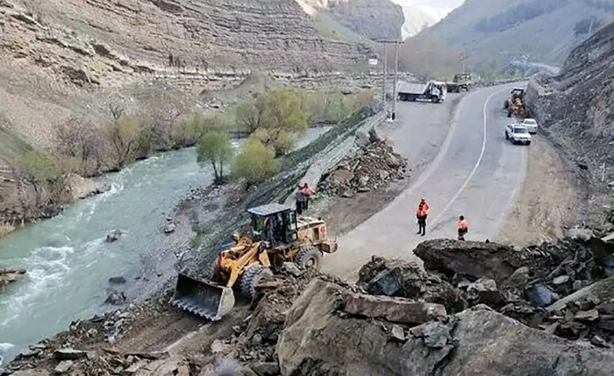 ببینید| اولین ویدئو از لحظه ریزش هولناک کوه در جاده هراز