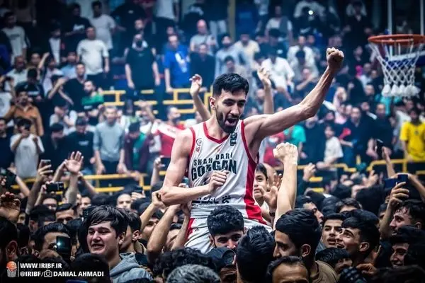 یازرلو: خاص‌ترین لحظه، حضور مادرم در سالن بود/ قرارداد فوتبالیست‌ها فضایی است، قرارداد ما نه/ استقلالی ام!