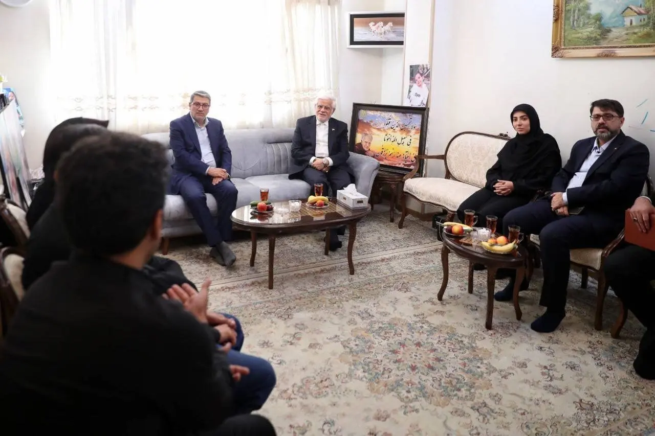 عارف: دولت‌های غربی بعد از پیروزی مردم ایران از فکر و خیال براندازی بیرون آمدند