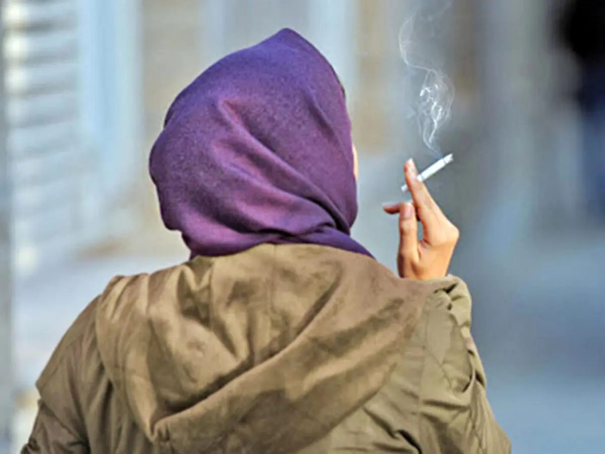 شرایط جسمی زنان تحمل سیگار و دود آن را ندارد اما برای هویت‌یابی سیگار می‌کشند!