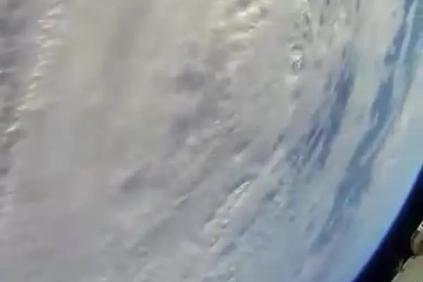 ببینید|  ویدیویی از مشاهدهٔ انحنای زمین از فضا در هنگام راهپیمایی فضایی ایستگاه فضایی بین‌المللی 