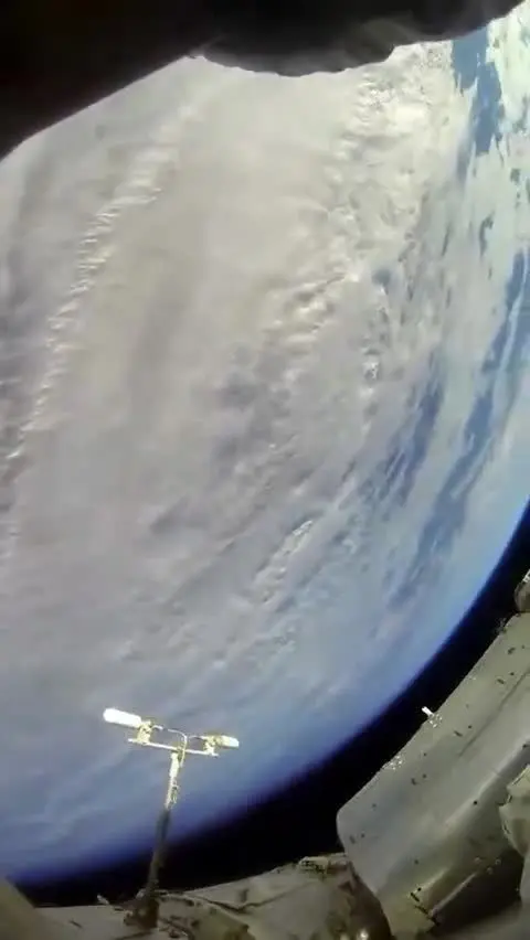 ببینید|  ویدیویی از مشاهدهٔ انحنای زمین از فضا در هنگام راهپیمایی فضایی ایستگاه فضایی بین‌المللی 