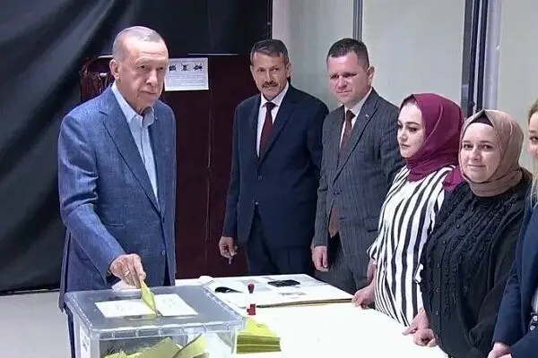 اردوغان رأی خود را در صندوق آرا انداخت