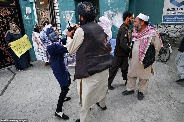 چرا جنگجویان طالبان از زنان و توئیتر می ترسند؟