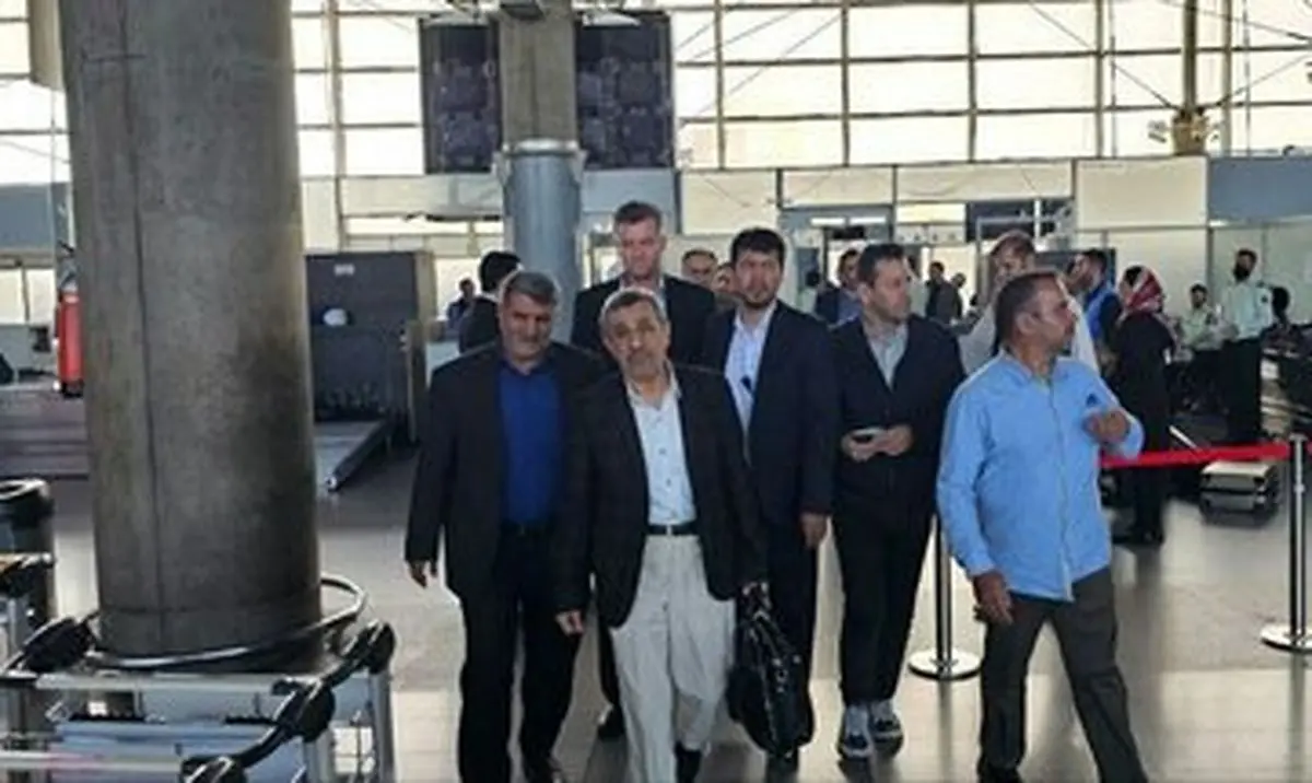 تصویری جالب از احمدی‌نژاد لحظه پس گرفتن پاسپورتش + عکس