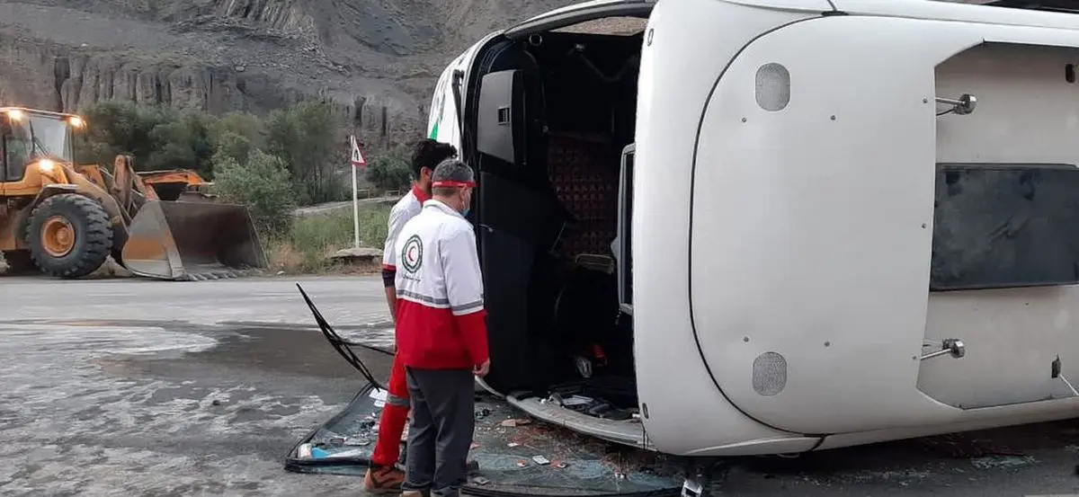 واژگونی اتوبوس با بیست نفر مصدوم در محور ایرانشهر