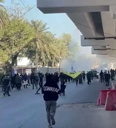 هجوم مردم پاکستان و عراق به سفارت آمریکا در پی شهادت رهبر انقلاب/ گزارش درگیری در عراق