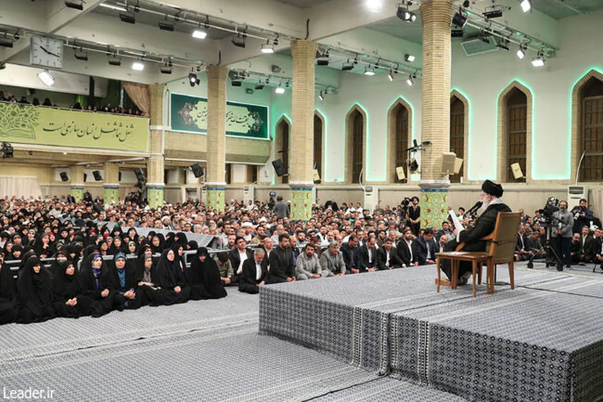 رهبر انقلاب: ترامپ به این کشورهای عربی یک الگویی را پیشنهاد می‌کند که به قول خود او، با این الگو، این کشورها بدون آمریکا ده روز هم نمی‌توانند زندگی کنند؛ مطمئناً این الگو به همت ملت‌های منطقه شکست‌خورده است