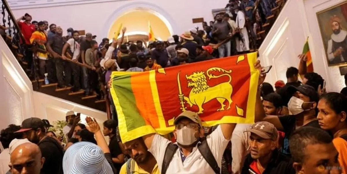 معترضان سریلانکایی‌ دست‌بردار نیستند/ خواب شبانه روی تخت رئیس‌جمهوری!+ ویدئو