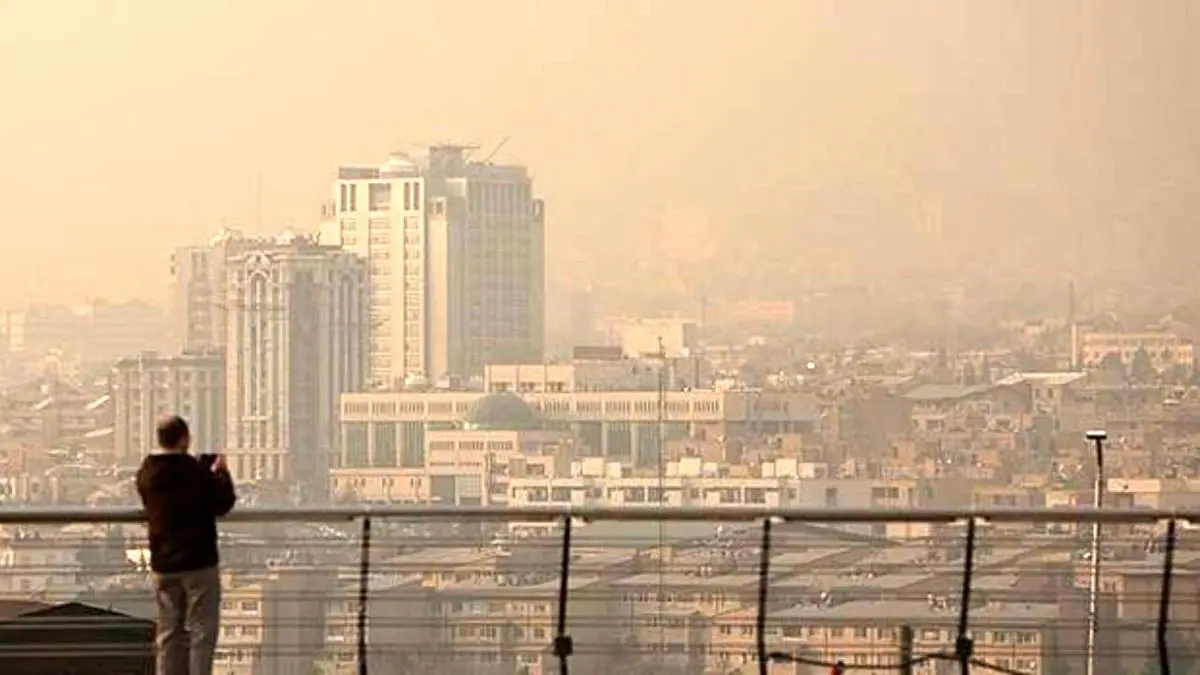 عکس اعتراضی روزنامه اصولگرا به آلودگی شدید هوا در تهران؛ هیچ کس این ریزگردها را گردن نمی‌گیرد + تصویر