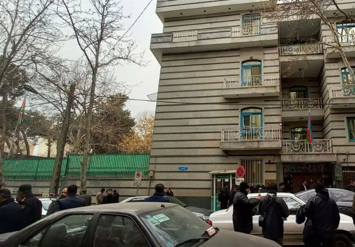 همسر فرد مهاجم به سفارت باکو با کمک سفارت آذربایجان به‌صورت قاچاقی از ایران خارج شده
