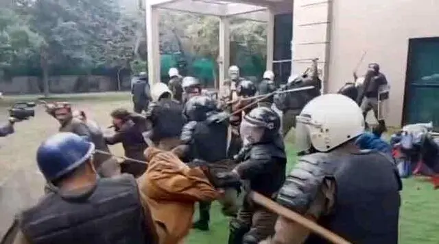 حمله پلیس پنجاب به اقامتگاه عمران خان