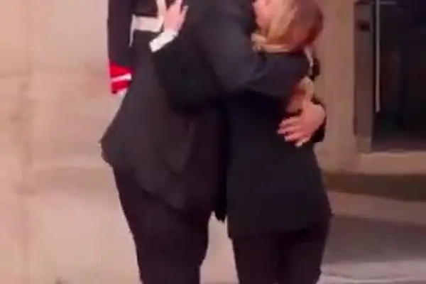 ببینید| زانو زدن آقای نخست‌وزیر مقابل جورجیا ملونی