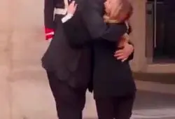 ببینید| زانو زدن آقای نخست‌وزیر مقابل جورجیا ملونی